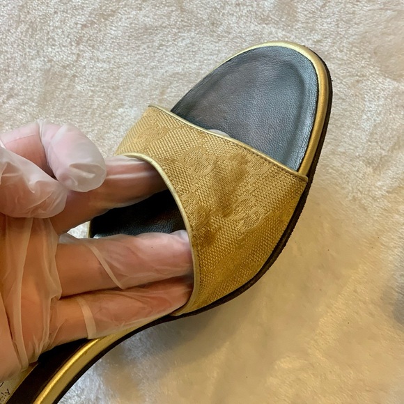 Gucci Vintage Never Worn Gold Metallic GG Mule Heel Pumps w/Gray Heel, Size 10.5 - Picture 11 of 13